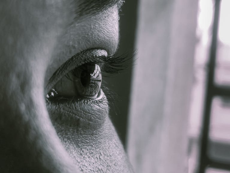 El fenómeno psicológico que hace que sientas que alguien te observa