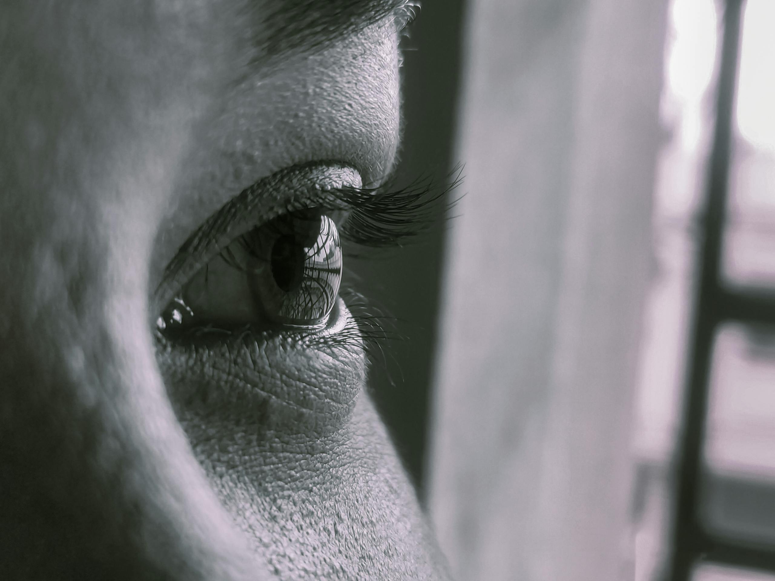 El fenómeno psicológico que hace que sientas que alguien te observa