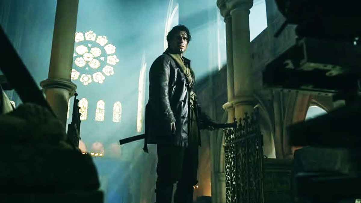 Karen Gillan empuñando espada en Highlander
